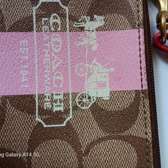 Coach wristlet beige pink straps. Excellent condition - Picture 3 of 7
